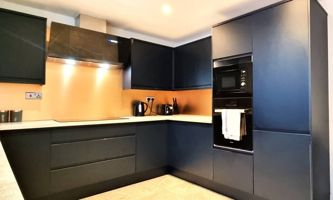 Swindon House | Modern 6 Bedroom 4 Bath House w Parking