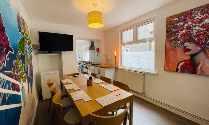 Uplands House | Modern 6 bedroom 5 min walk to beach & restaurants