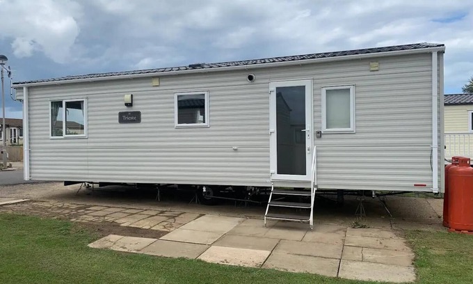 Winestead House | Modern 6 berth caravan at Sand le Mere Park, Yorkshire ref 71002D