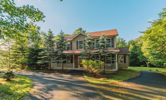 Pocono Summit House | Modern 6BR: Hot Tub, Sauna, Gameroom, Mins to Lake