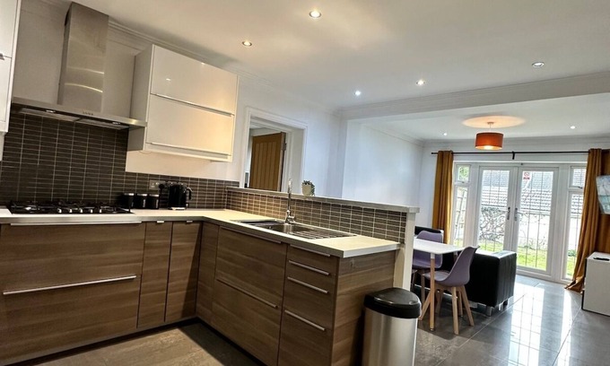 Woking House | Modern 7 Bedroom 7 Bed Home