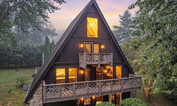 Hendersonville House | Modern A-Frame, Hot Tub, EV, 10 Guests, Dual King, 8 Mins from Downtown Hendersonville