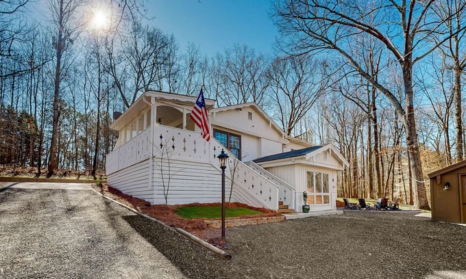 Buford Cabin | Modern adventure cabin with firepit, large balcony, games, & AC - dog-friendly