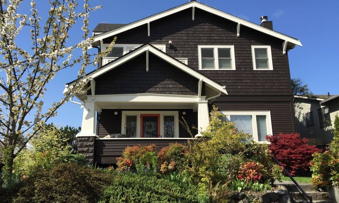 Wallingford Apartment | Modern and artsy 2 bed, 1 bath Green Lake/Wallingford private retreat