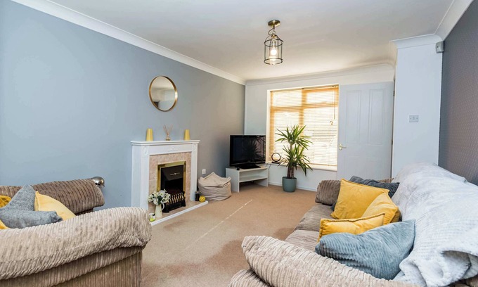 Swindon House | Modern and Bright 3 Bed Swindon Home with Parking