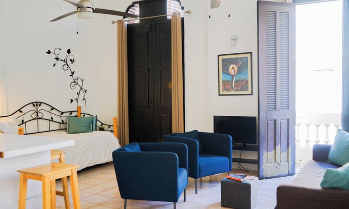 Ponce Centro Apartment | Modern and Colonial - Gladiolas II/Room Plus/Queen Bed/Free WIFI/AC - 2202