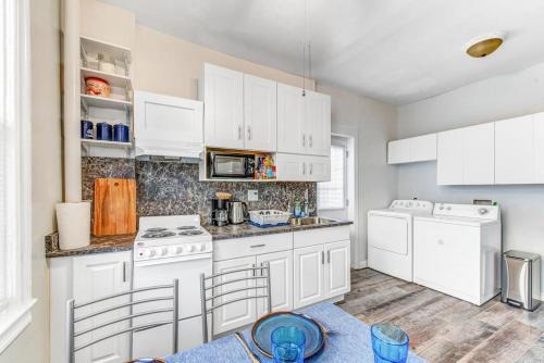 North Bergen Apartment | Modern and cozy 2-bed apt close to NYC - No Car Needed