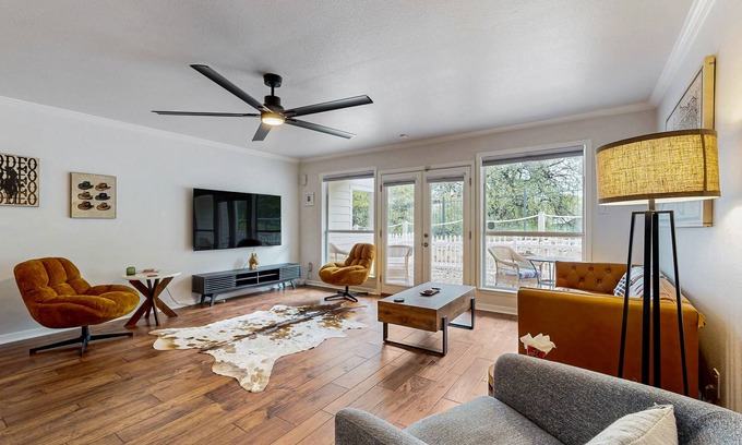 Riverside Condo | Modern and cozy apartment in downtown with patio, close to lake & restaurants