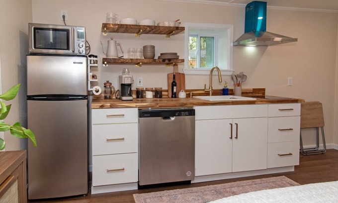 Little Rock Cottage | Modern and cozy cottage. Spacious and conveniently located near medical center