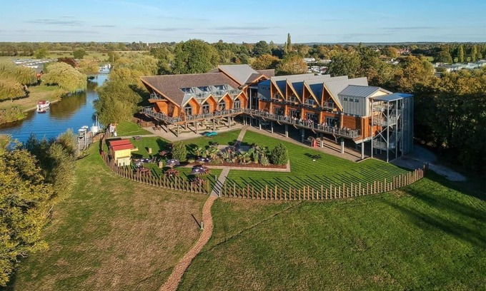 Tiddington Ski Chalet | Modern and comfortable 2-bedroom caravan with one double and one twin bedroom.