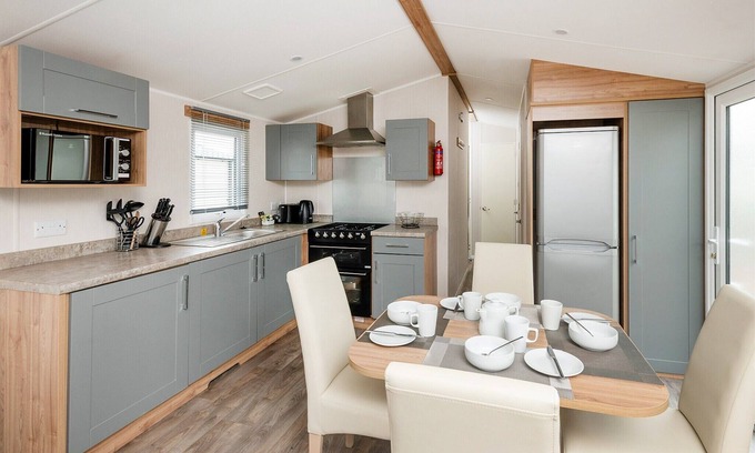 Tiddington House | Modern and comfortable 2-bedroom caravan with one double and one twin.