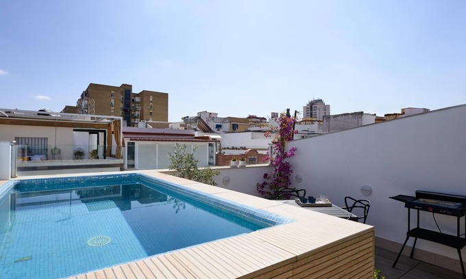 Triana Villa | Modern and smart house with a pool and a garage