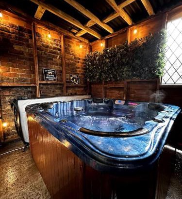 Lincoln Apartment | Modern and spacious house with Hot Tub