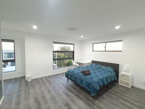 Guildford House | Modern and Spacious Queen Room with Attached Bathroom - NR2