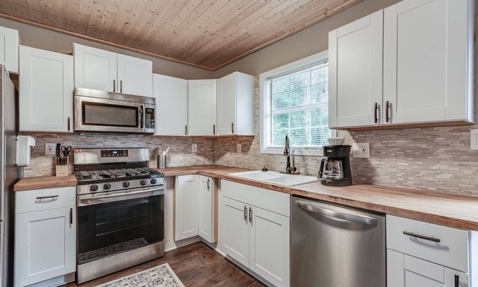 Town Center House | Modern and Stunning townhouse close to KSU