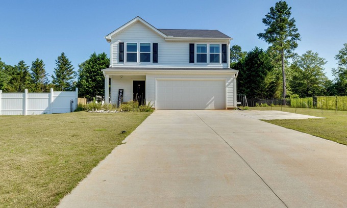 Anderson House | Modern Anderson Home w/Fire Pit & Grill