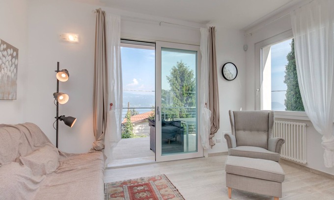 Pulciano Apartment | Modern Apartment "Luxury 1" with Roof Terrace and Air Conditioning