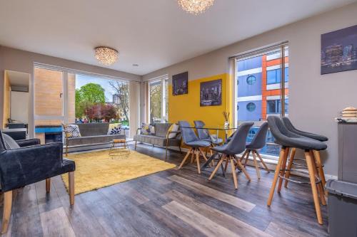 Saint Paul's Apartment | Modern apartment by Portland Sq w/courtyard views