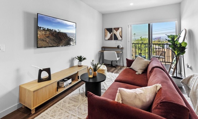 Melrose Apartment | Modern Apartment Centrally Located in West Hollywood