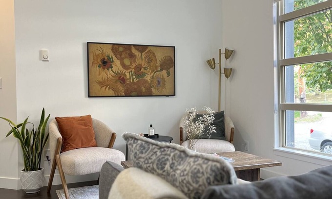 Grandview-Woodland Apartment | Modern Apartment close to Downtown Vancouver. Steps away from Commercial Drive!