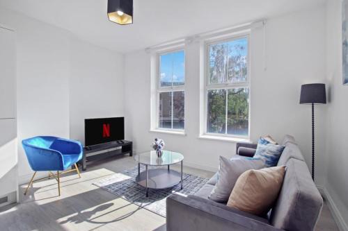 Bedford Apartment | Modern Apartment, Free Parking, Smart TV, Sofa Bed