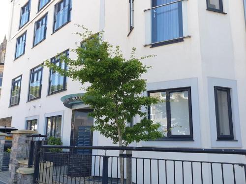 Weston-super-Mare Apartment | Modern Apartment with Stunning Sea View