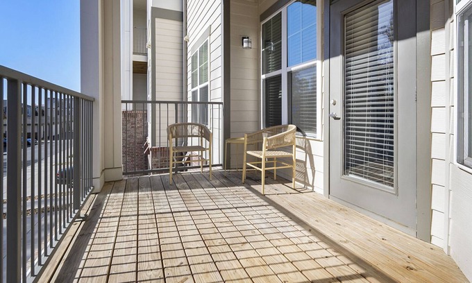 Paw Creek Apartment | Modern Apartment in Prime Location (ID1200X654)