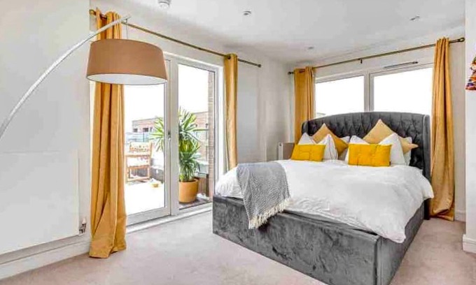 Walpole Apartment | Modern Apartment in London