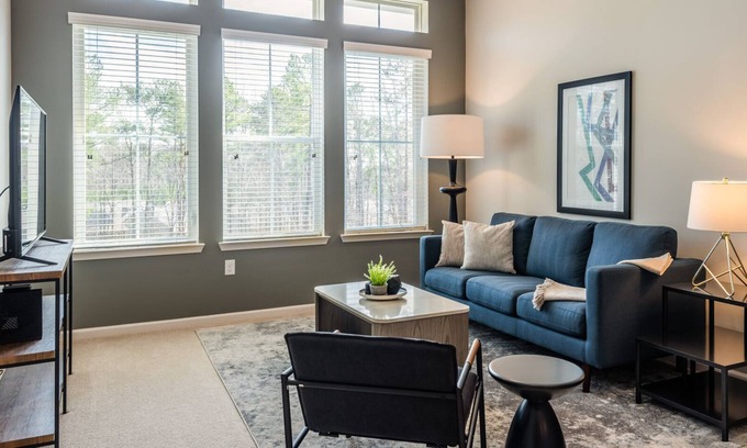 Bowling Green Apartment | Modern Apartment in Prime Location (ID3589X29)
