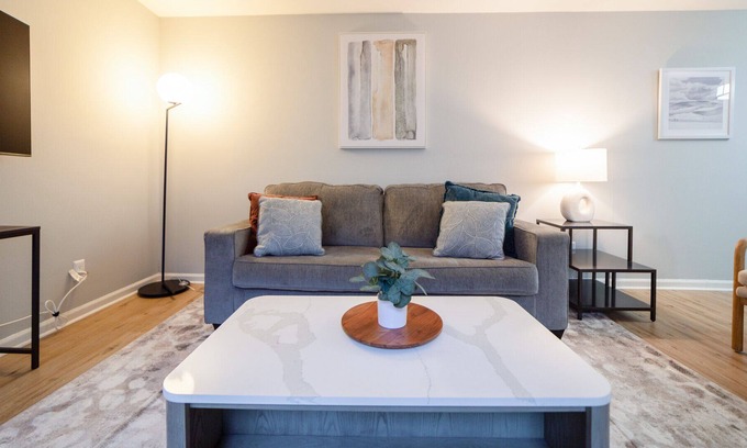 Lexington Apartment | Modern Apartment in Prime Location (ID7684X4)
