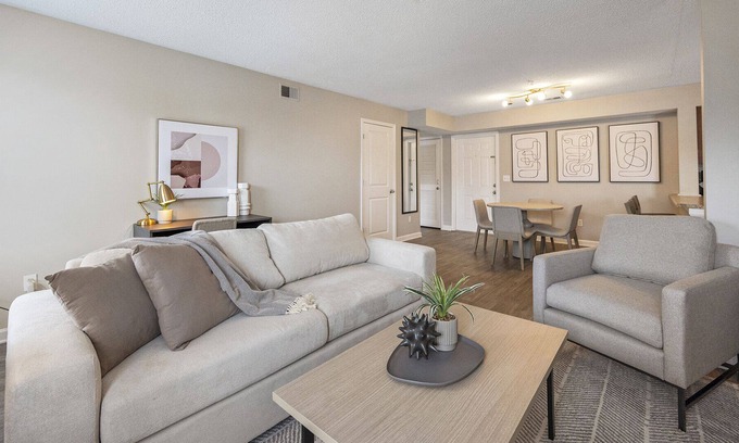 Hermitage Apartment | Modern Apartment in Prime Location (ID2806X78)