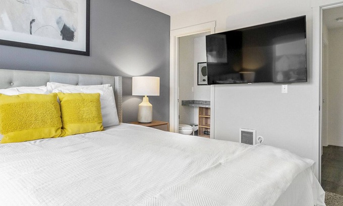 Vancouver Apartment | Modern Apartment in Prime Location (ID4517)