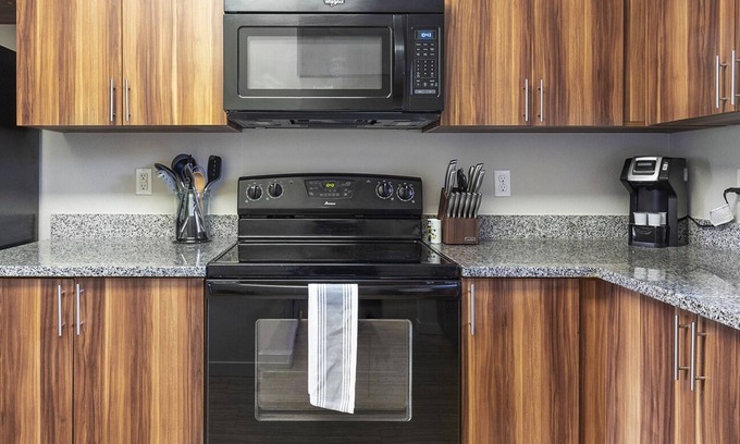 Vancouver Apartment | Modern Apartment in Prime Location (ID7205X60)