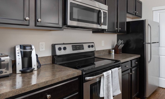 Lewis Center Apartment | Modern Apartment in Prime Location (ID4409X99)