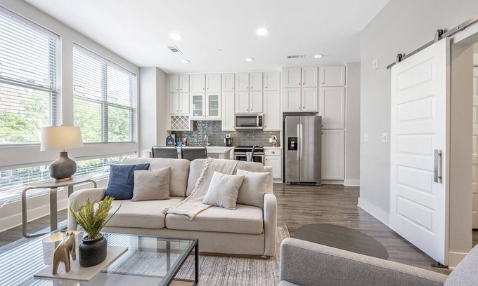 Franklin Apartment | Modern Apartment in Prime Location (ID5550X63)