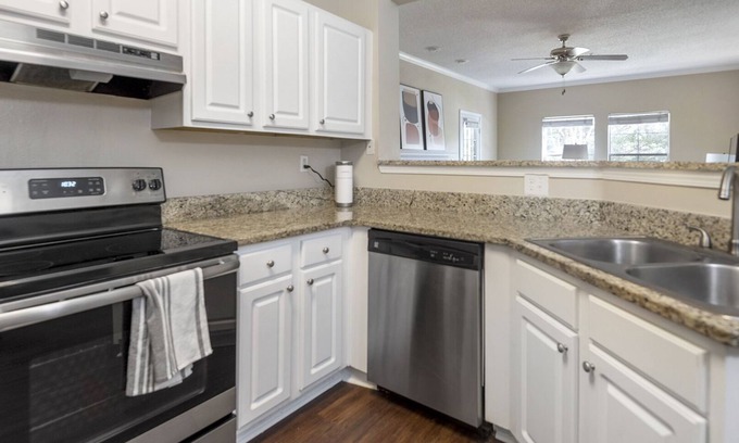 Germantown Apartment | Modern Apartment in Prime Location (ID6658X24)