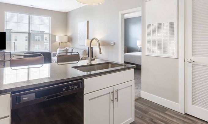 Toledo Apartment | Modern Apartment in Prime Location (ID8145X7)