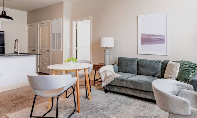 Toledo Apartment | Modern Apartment in Prime Location (ID8148X1)