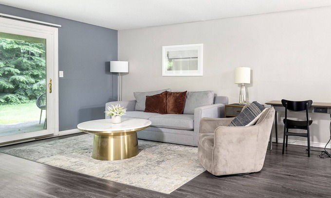 Avon Apartment | Modern Apartment in Prime Location (ID7450X1)