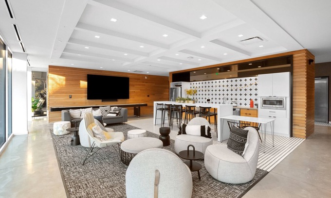Compton Heights Apartment | Modern Apartment in St. Louis! Pool! Free Parking! Gym!
