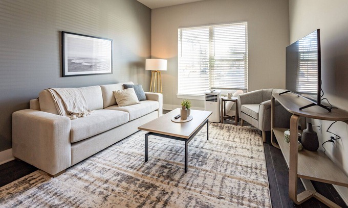 West Ashley Apartment | Modern Apartment in Prime Location (ID8392X83)