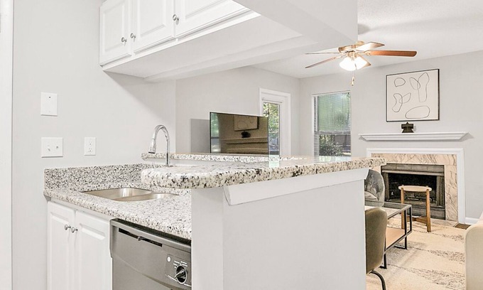 New Irving Park Apartment | Modern Apartment in Prime Location (ID6735X37)