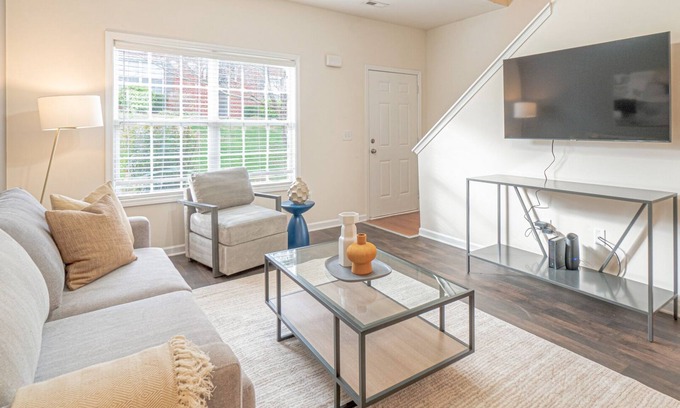 Spring Hill Apartment | Modern Apartment in Prime Location (ID7689X22)