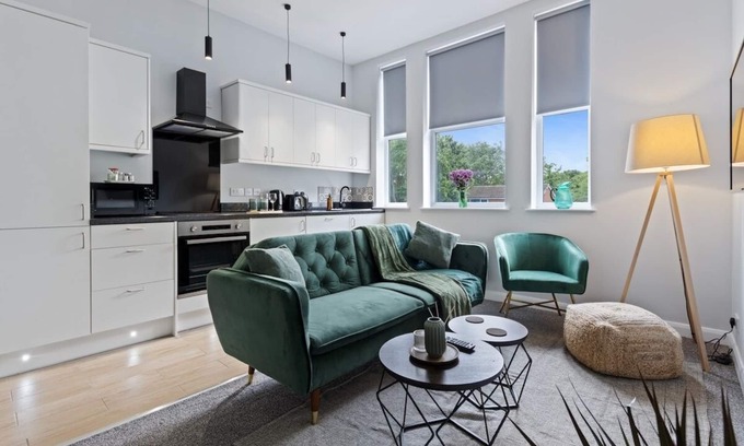 Mapperley Condo | Modern Apartment| King Bed| Free Parking |Suite 6