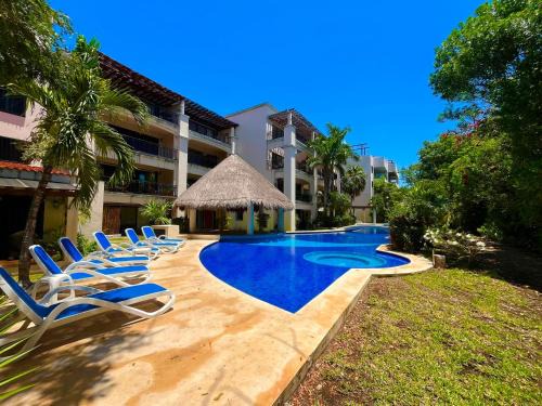 Puerto Aventuras Apartment | Modern Apartment with Private Terrace and Golf Course View, free parking in Puerto Aventuras