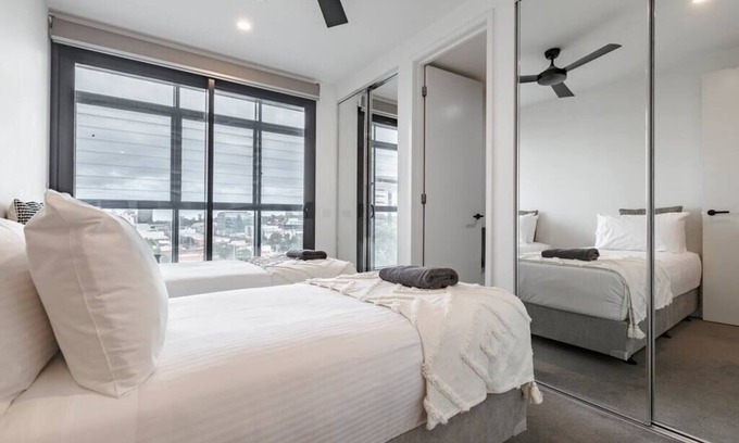 Cremorne Apartment | Modern Apartment near Vibrant Swan Street