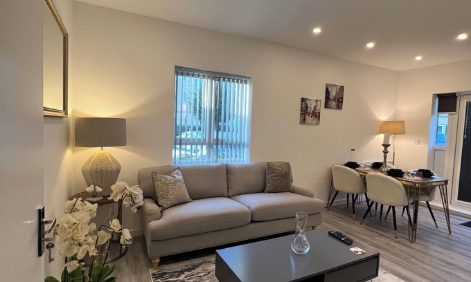 George Green Apartment | Modern apartment Near Windsor, Heathrow airport, on motorway (M4) and slough.