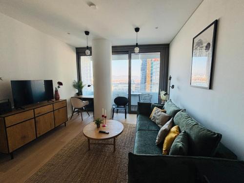 Kaisermuhlen Apartment | Modern apartment overlooking the skyline & Danube