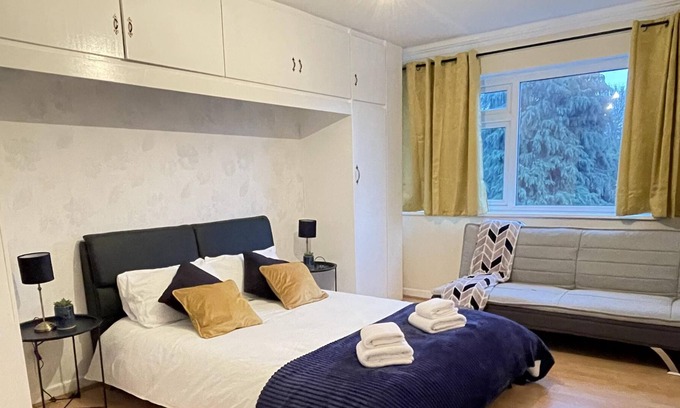 Barnet Apartment | Modern Apartment Private Bathroom
