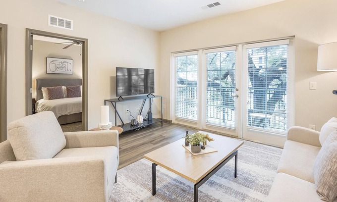Charleston Apartment | Modern Apartment in Prime Location (ID8411X14)